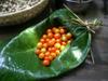 next photo: 文獻妻子小葉子回來，補上美麗的蕃茄 lovely little tomatoes wrapped in elephant ear leaf