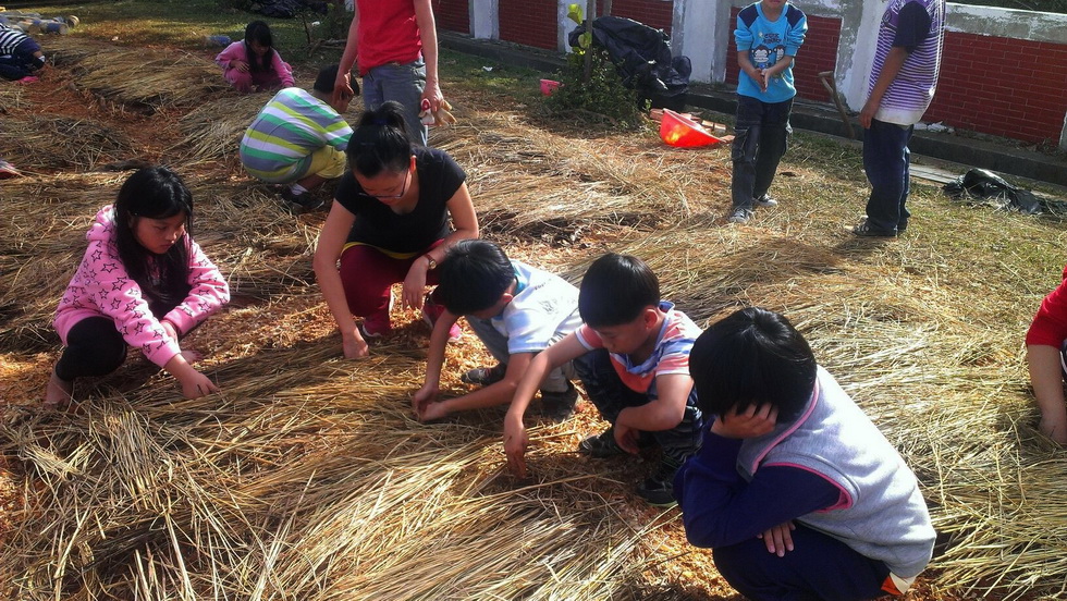 Shuiquan 水泉國小 Community Garden young_kids_planting