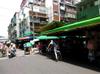 next photo: Dan makes his way through the Mucha 木柵 market